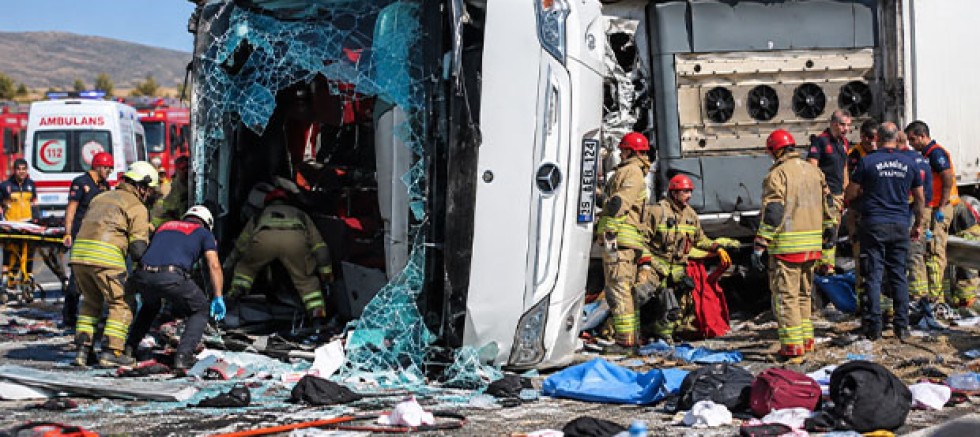 Manisa’da Feci Trafik Kazası: Tur Otobüsü ile Çekici Çarpıştı, 11 Ölü, 27 Yaralı!
