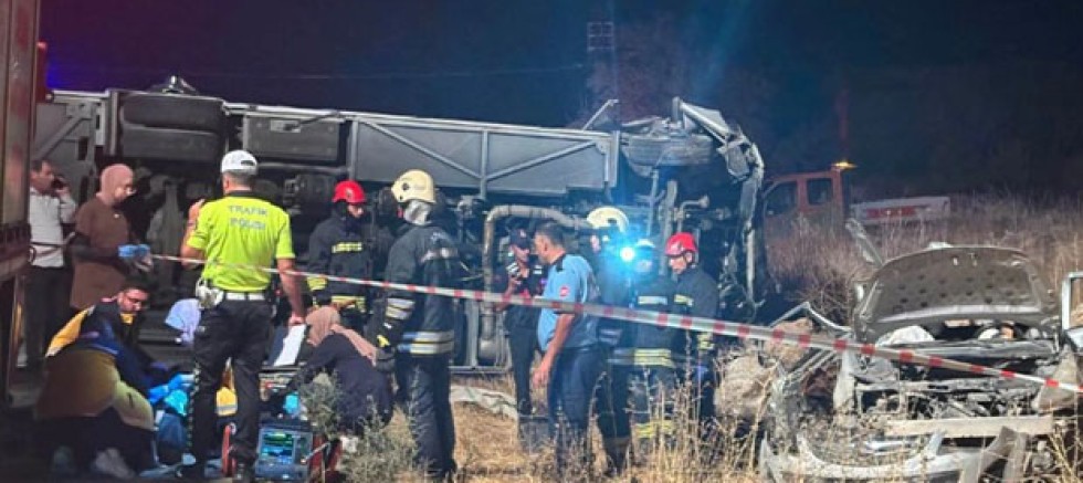 Son Dakika | Gaziantep’te Yolcu Minibüsü ile Otomobil Çarpıştı: En Az 7 Ölü, 13 Yaralı
