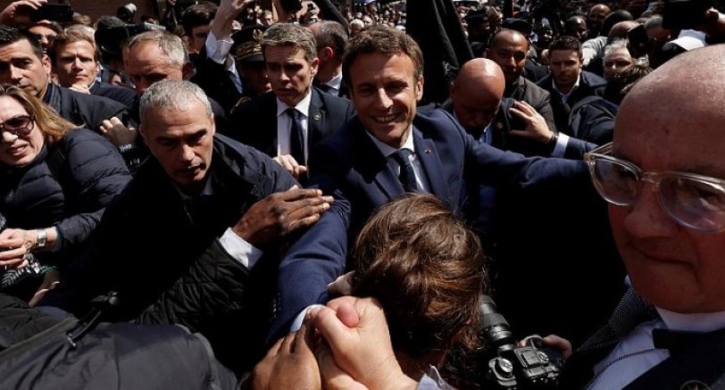 Macron'a pazarda domatesli protesto 