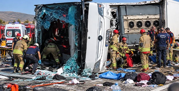  Manisa’da Feci Trafik Kazası: Tur Otobüsü ile Çekici Çarpıştı, 11 Ölü, 27 Yaralı!