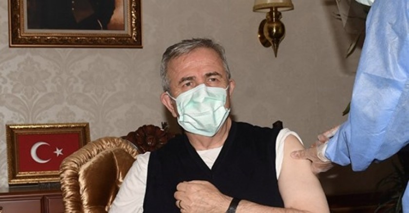 Mansur yavaş koronavirüs aşısı oldu: Tüm sağlık çalışanlarına teşekkürlerimi sunuyorum