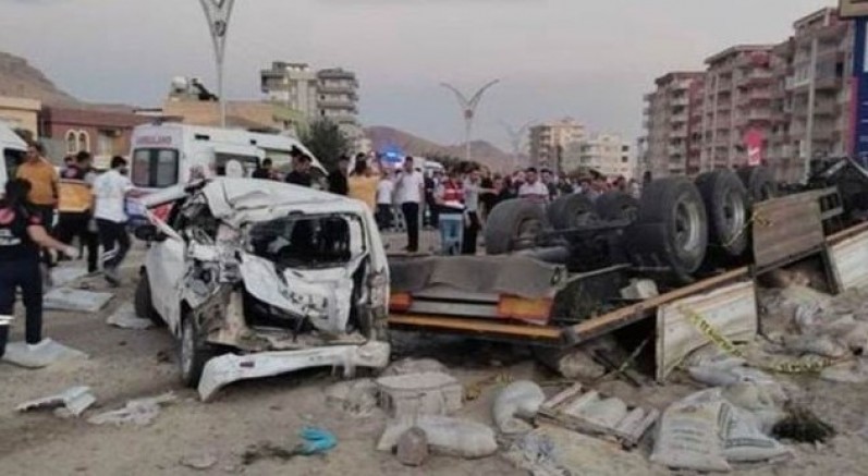 Mardin'in Derik ilçesinde freni patlayan TIR halkın arasına daldı: 19 ölü