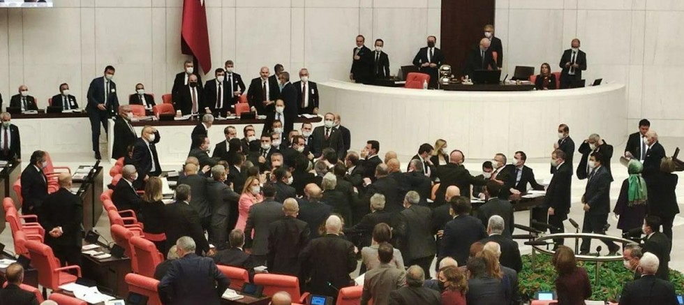 Meclis'te yumruklu kavga!