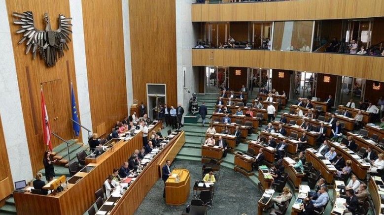 Meclis, yolsuzlukla suçlanan Başbakan Kurz için özel gündemle toplanıyor  