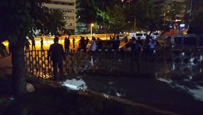 Meclisin önünü terk etmeyen Baro başkanları ablukaya alındı 