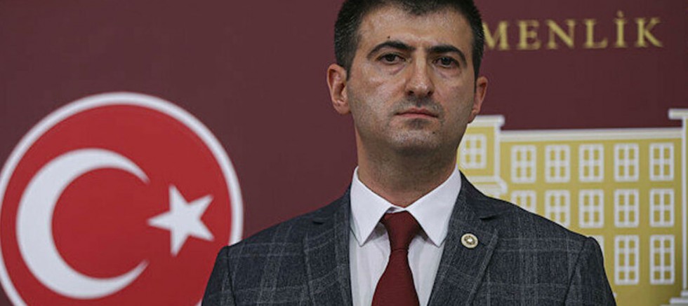 Mehmet Ali Çelebi, Parti görevlerinden istifa etti 