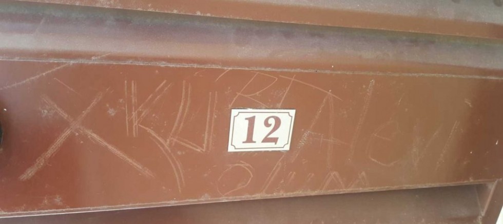 Mersin’de Kürt ailenin kapısına ırkçı yazılama
