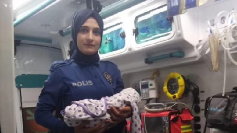 Mersin'in Tarsus ilçesinde, 10 günlük bebeği cami avlusunda bıraktılar