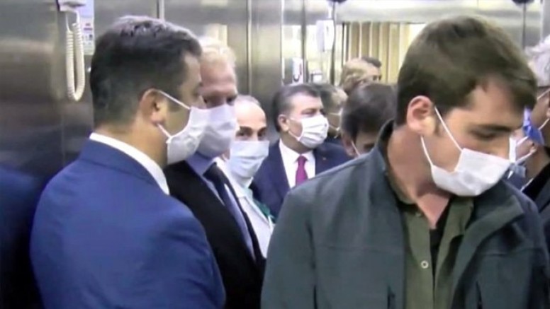 ‘Mesafenizi koruyun ‘ diyen Sağlık Bakanı Fahrettin Koca, 10 kişiyle asansöre bindi