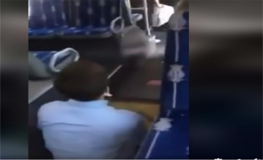 Metrobüsün içinde ezan okuyup namaz kıldı_(VİDEO)_