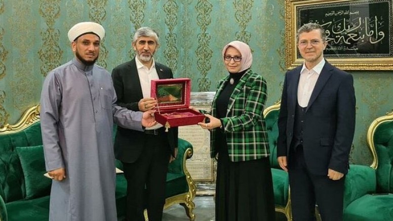 Milli Eğitim Müdürü ve Gençlik Spor İl Müdürü, Iraklı şeyhin İstanbul'daki tekkesini ziyaret etti