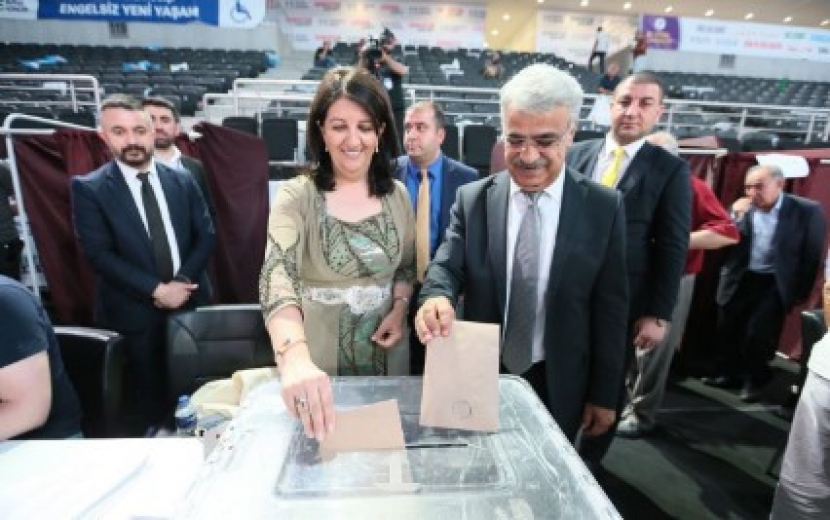 Mithat Sancar ve Pervin Buldan yeniden Eş Genel Başkan seçildi