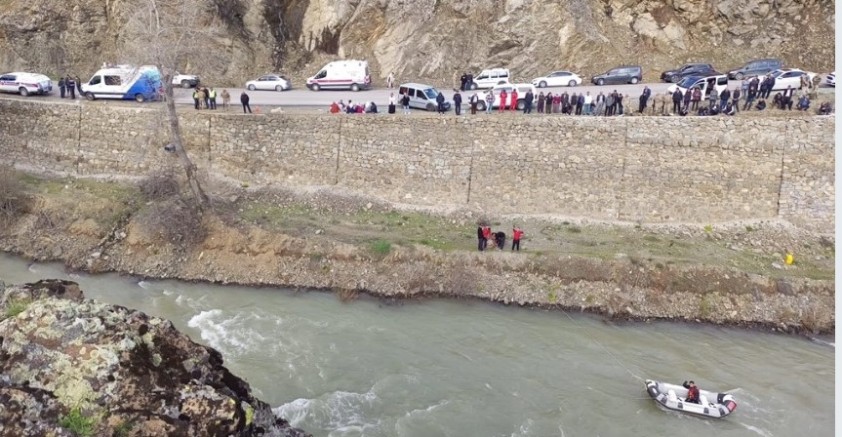 Munzur Nehrinde kaybolan 3 Diyarbakırlı gencin arama çalışmaları devam ediyor 