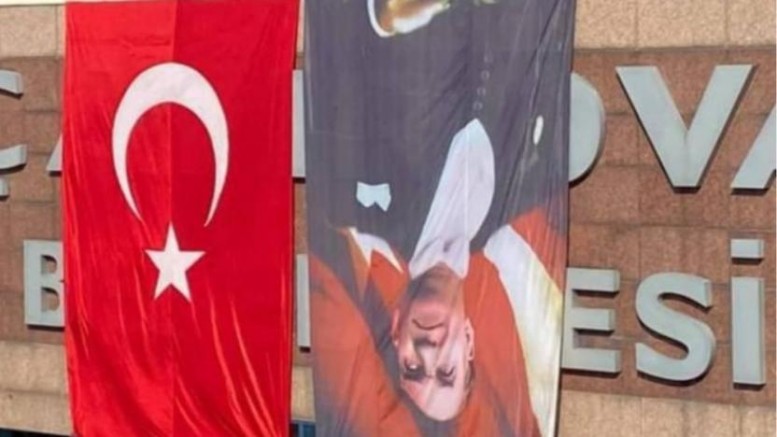 Mustafa Kemal posterini ters asan AKP’li belediye: CHP zihniyeti posterin düzeltilmesi konusunda uyarmak yerine…