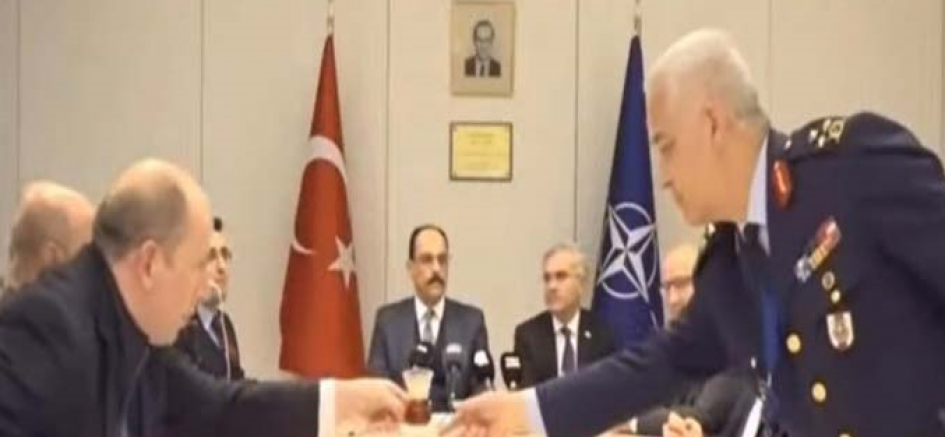 NATO temsilcimiz Tümgeneral toplantıda boş bardak topladı