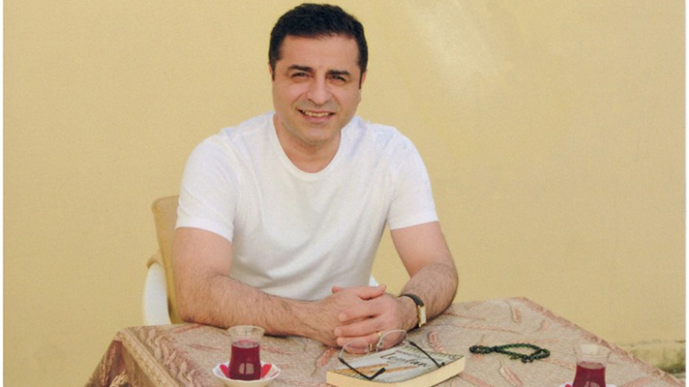 “Nüfus müdürlüğü, fotoğrafta gülümsüyor diye Selahattin'e kimlik kartı vermeyi reddetmiş”