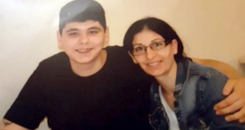 Oğlu açlık grevinde olan Songül İlker cezaevi önünde oturma eyleminde 