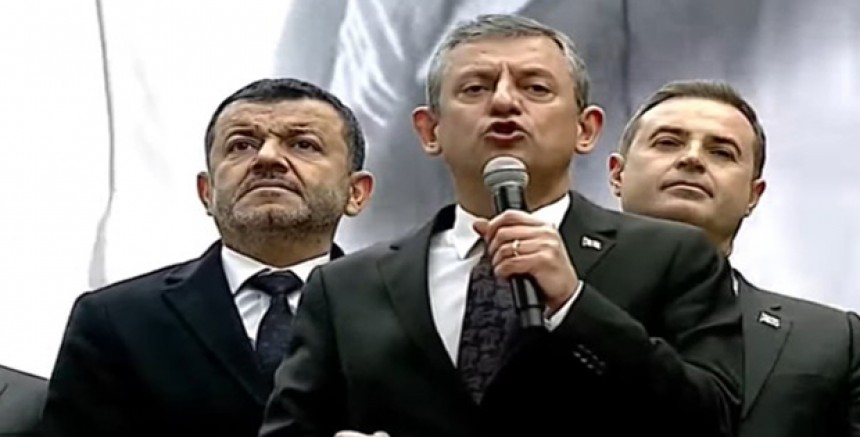 Özgür Özel’den Beşiktaş Belediyesi Önünde Sert Mesajlar: 