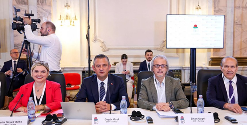 Özgür Özel'den Bükreş'te Demokrasi ve Aşırı Sağa Karşı Çağrı