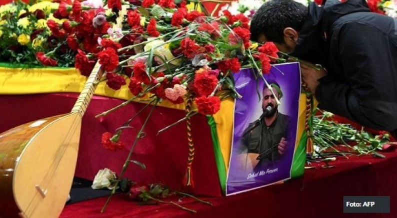 Paris katliamında yaşamını yitirenler kitlesel katımla uğurlandı