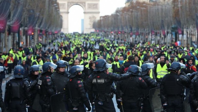 Paris'te sarı yelekliler yeniden sokaklara indi 