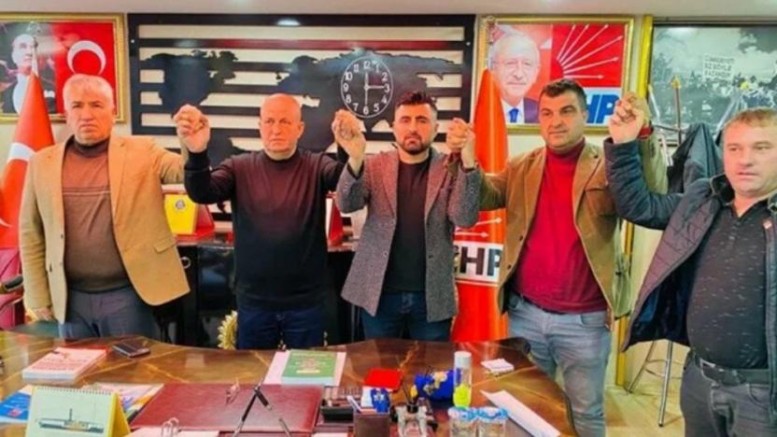 Partilerinden istifa eden AKP ve MHP’li meclis üyeleri CHP’ye geçti