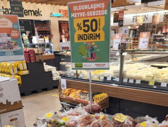 Pazarda Markette bozulamaya yüz tutmuş meyve-sebzeler satılmaya başlandı 