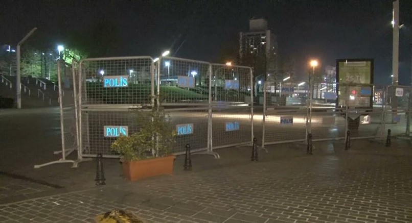 Polis 1 Mayıs öncesi Taksim Meydanı ve Gezi Parkı bariyerlerle çevrildi
