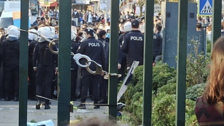 Polis Boğaziçi Kampüsünün Kapısını Kelepçeledi 