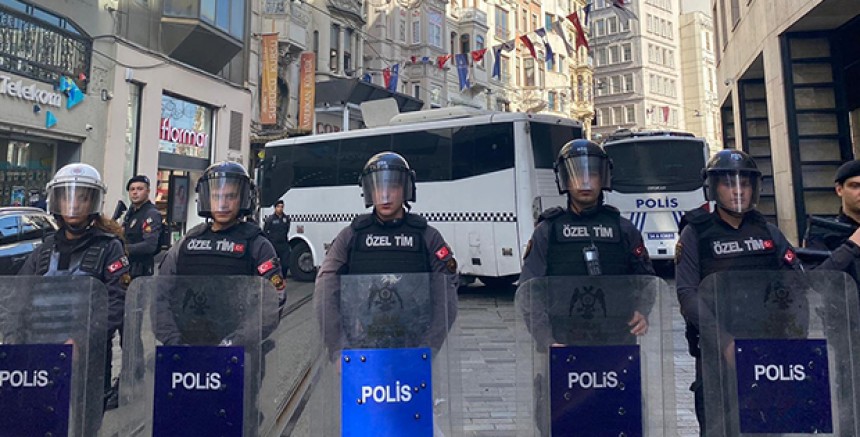 Polis Cumartesi Annelerini kalkanlar ve gözaltı araçlarıyla ablukaya aldı 