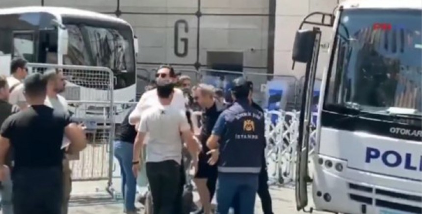 Polis Cumartesi annelerine saldırdı, gazetecileri yerde sürüklendi 