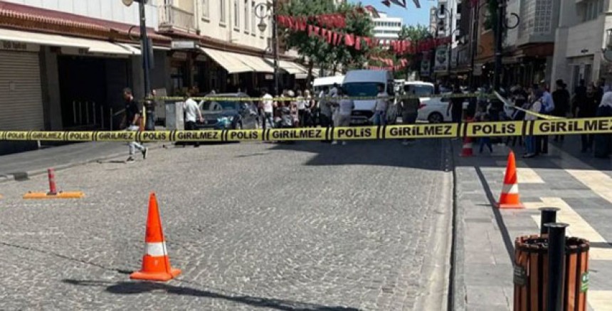Rahmi Koç'un Sözlerinin Ardından Diyarbakır'da Yapı Kredi Şubesine Silahlı Saldırı