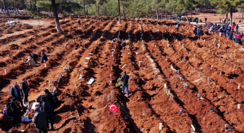 Resmi açıklanan can kaybı sayısı 43 bin 556’ya yükseldi