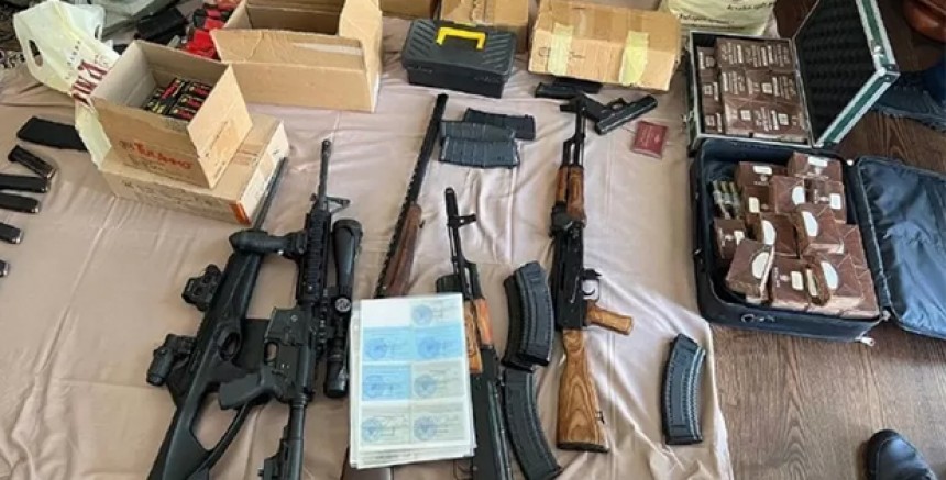 Rus’ya güvenlik güçleri Prigozhin’in evine yaptıkları baskında silah para ve altın ele geçirdi 