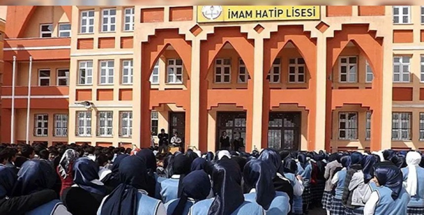 Sancaktepe'de Öğrencileri İmam Hatip Liselerine Yönlendiren Öğretmenlere Teşvik