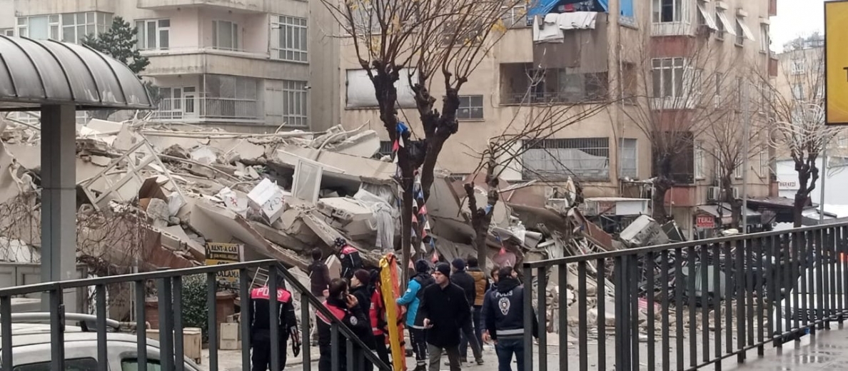 Şanlıurfa'da 6 katlı bina deprem sonrası yıkıldı 