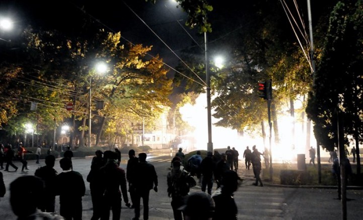 Seçim sonuçlarını protesto eden Kırgızlar Cumhurbaşkanlığı Sarayına girdi 
