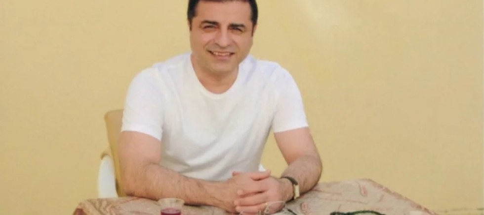 Selahattin Demirtaş: Kitap alacak paranız yoksa bana yazın