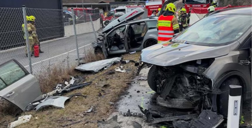 Silvretta Yolunda Korkutan Kaza: Karşı Şeride Geçen Araç 6 Kişiyi Yaraladı