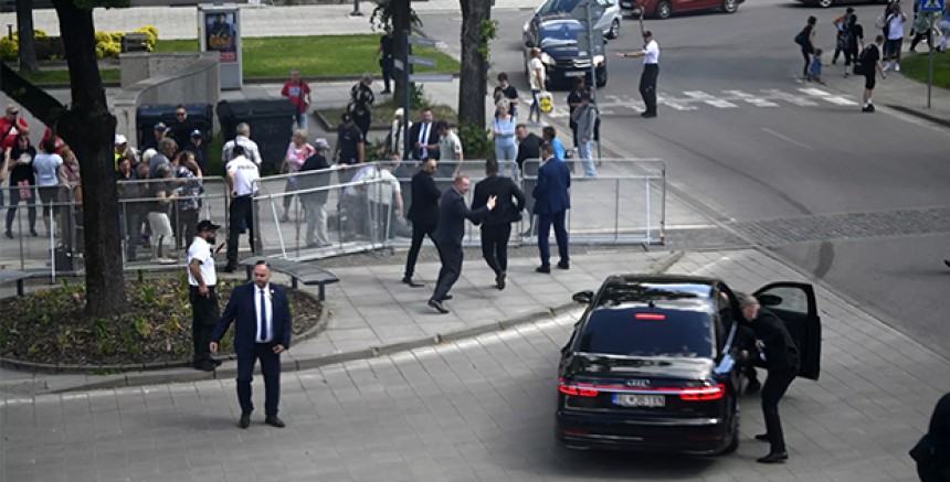  Slovakya Başbakanı Robert Fico Silahlı Saldırıya Uğradı: Hayati Tehlike Arz Ediyor