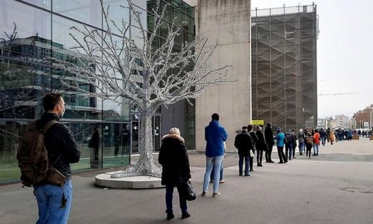 Sokağa çıkma kısıtlaması yürürlüğe girince halk Covid-19 aşısı için kuzun kuyruklara girdi 