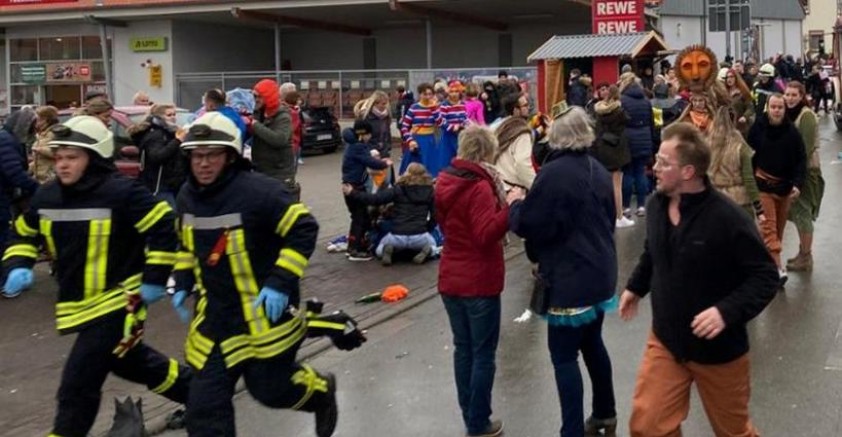 Son Dakika: Almanya'da bir araç karnavalın içine daldı
