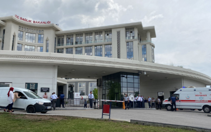 Son Dakika: Ankara'da bir ambulans şoförü, oksijen tüplerini açarak kendini araca kilitledi