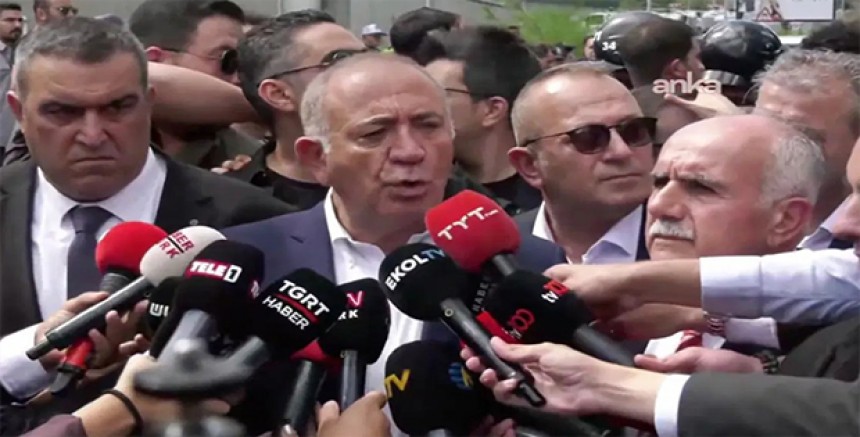 Son Dakika: Kayyum Gürsel Tekin’den CHP İstanbul İl Başkanlığı önünde ilk açıklama — Kafasına su şişesi atıldı!