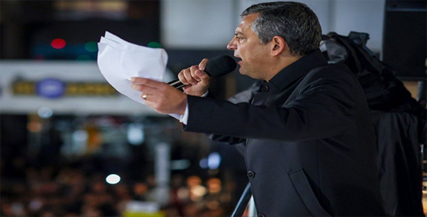 Özgür Özel, Ümraniye Mitinginde Akın Gürlek’in Eti Maden’den Maaş Aldığını Belgeleriyle Açıkladı