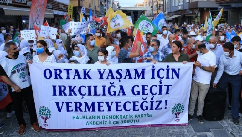 Son süreçte yaşanan ırkçı saldırılar Mersin’de protesto edildi