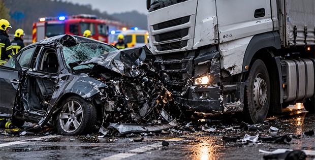 Steiermark’ta Otomobil Tırla Çarpıştı: 83 Yaşındaki Sürücü Hayatını Kaybetti