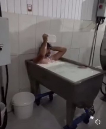 Süt fabrikasında mide bulandıran görüntü!