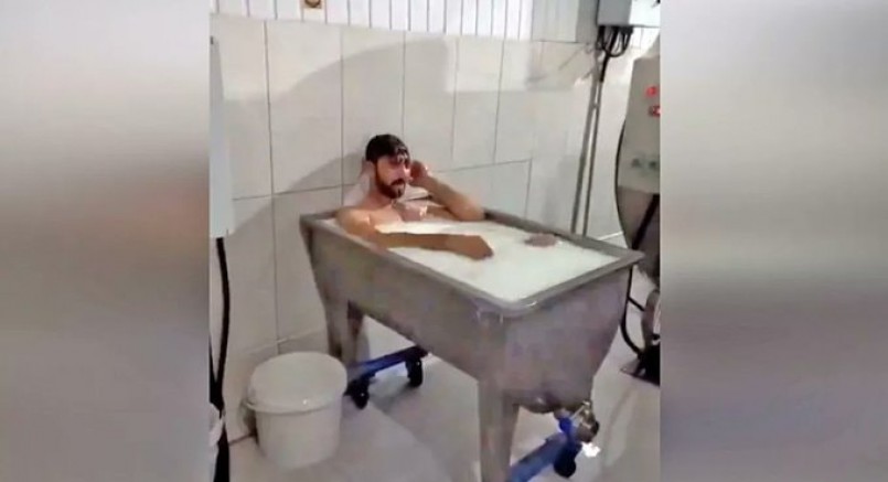 Süt toplama fabrikasında süt banyosu yapan şahıslar serbest bırakıldı
