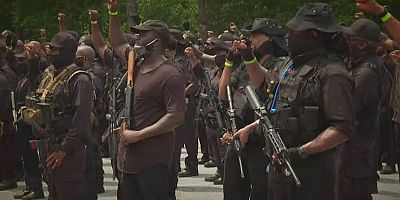 Ağır silahlar taşıyan yüzlerce Siyahi ABD’de yürüdü (VİDEO)